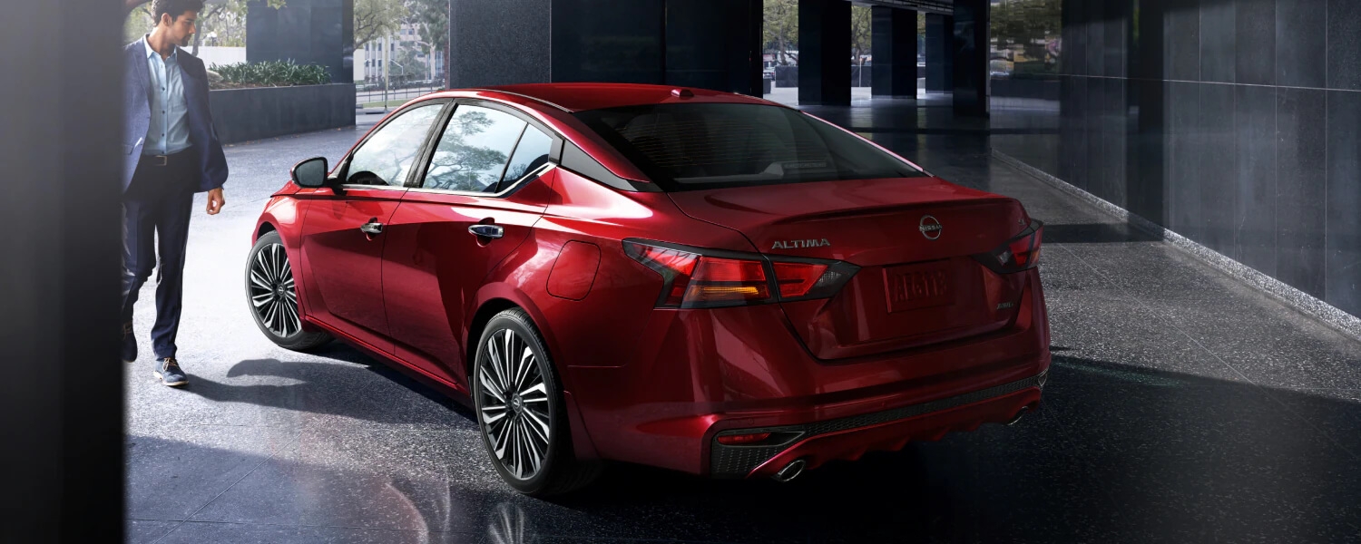 Homme s'apprêtant à essayer la Nissan Altima 2025.