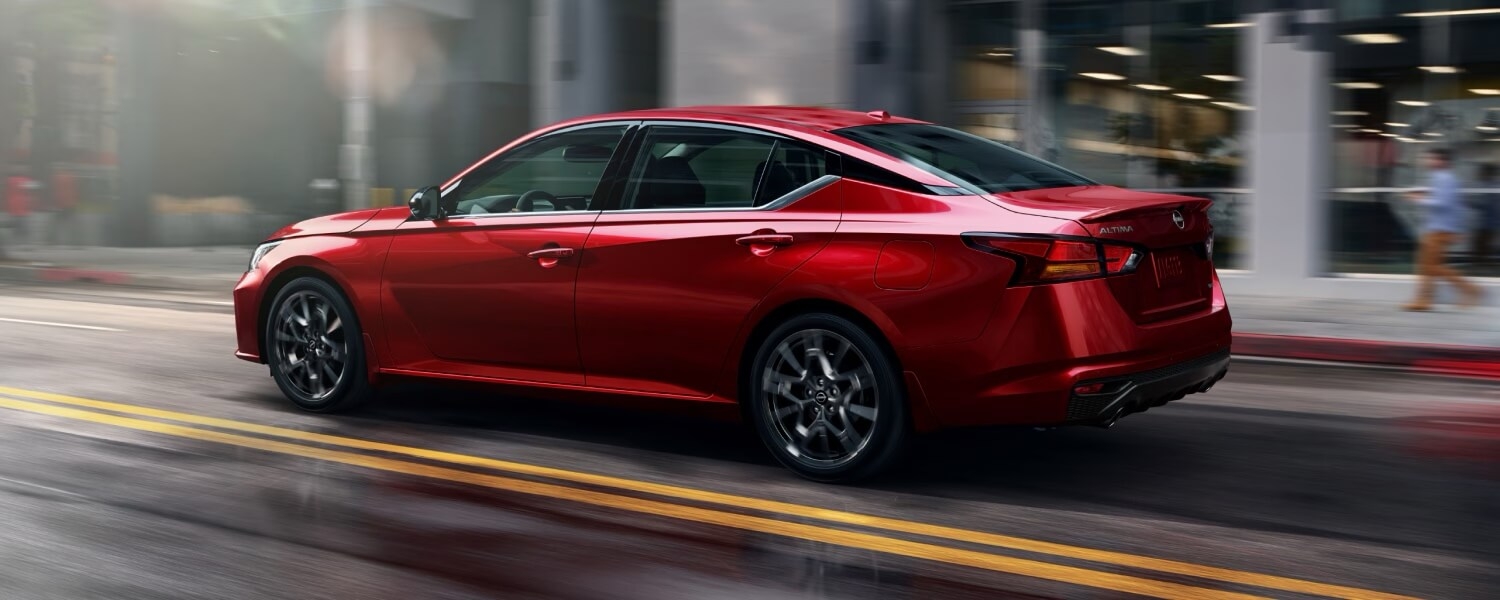 L'élégance et la puissance de la Nissan Altima 2025 sur la route.
