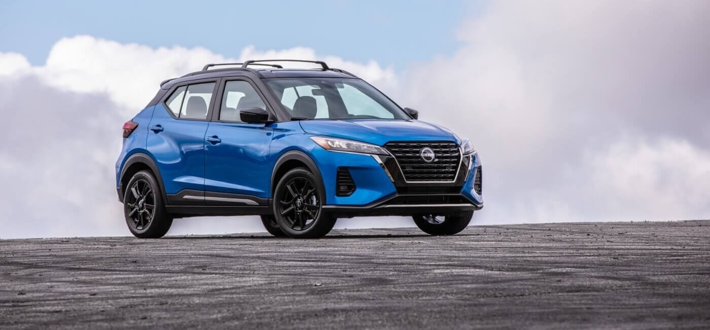 Vue 3/4 avant du Nissan Kicks 2025 bleu à l'extérieur.
