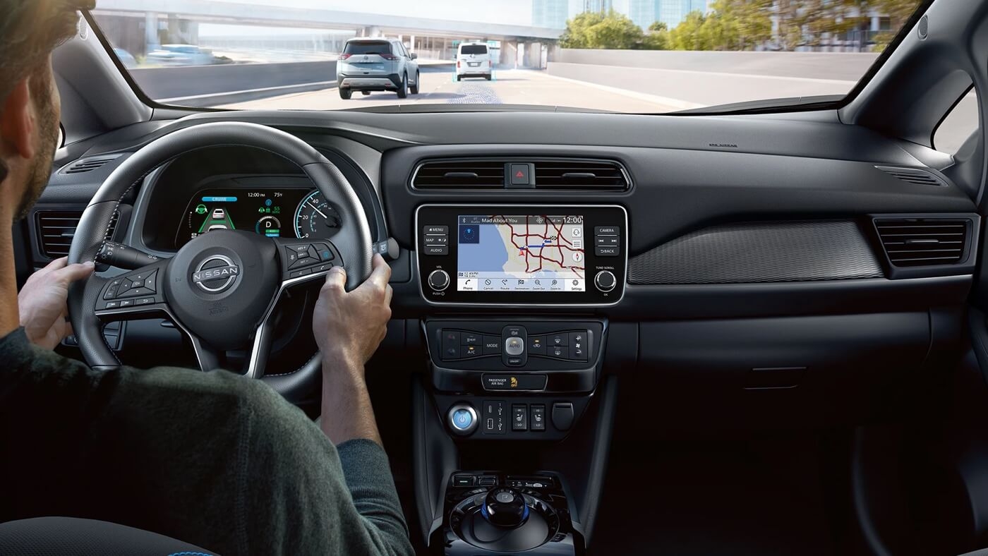 Homme au volant de la Nissan Leaf 2025.
