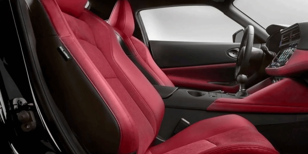 NISSAN Z INTÉRIEUR ROUGE