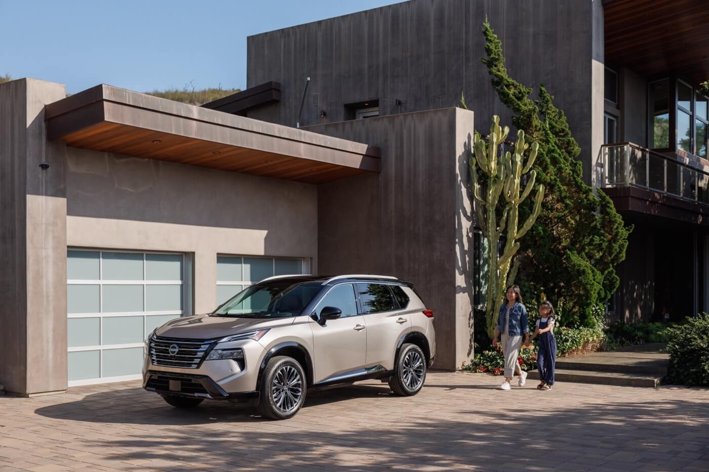 Mère et sa fille se dirigeant vers le Nissan Rogue 2025.