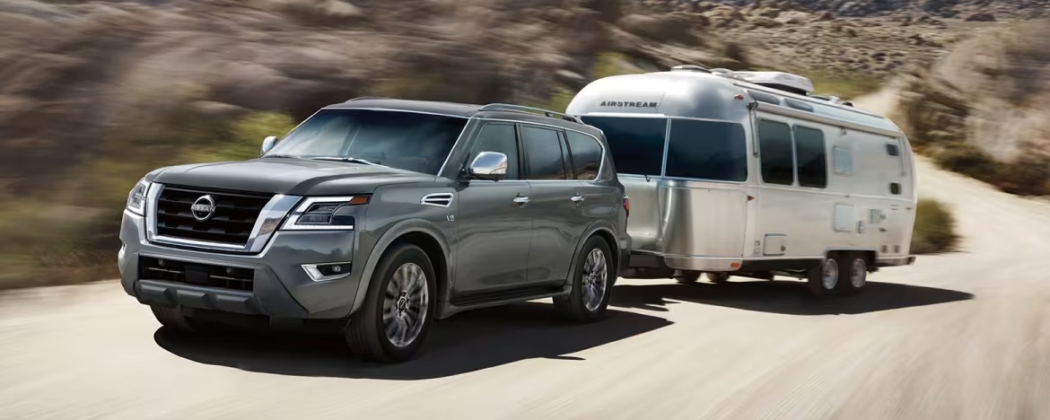 Compétences exceptionnelles en termes de capacité de remorquage du Nissan Armada 2025 remorquant une roulotte.