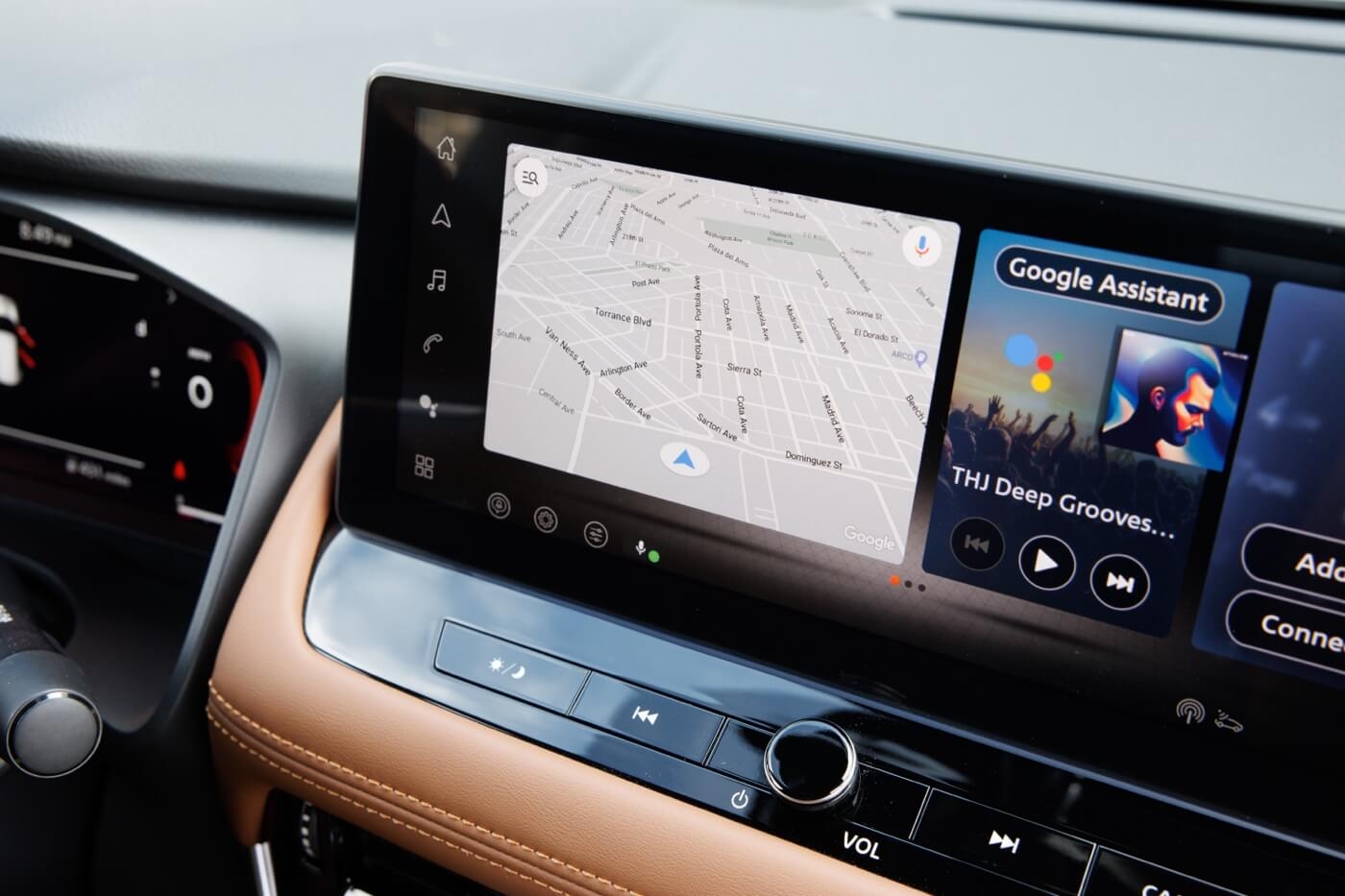 Google Assistant sur écran numérique du Nissan Rogue 2025.