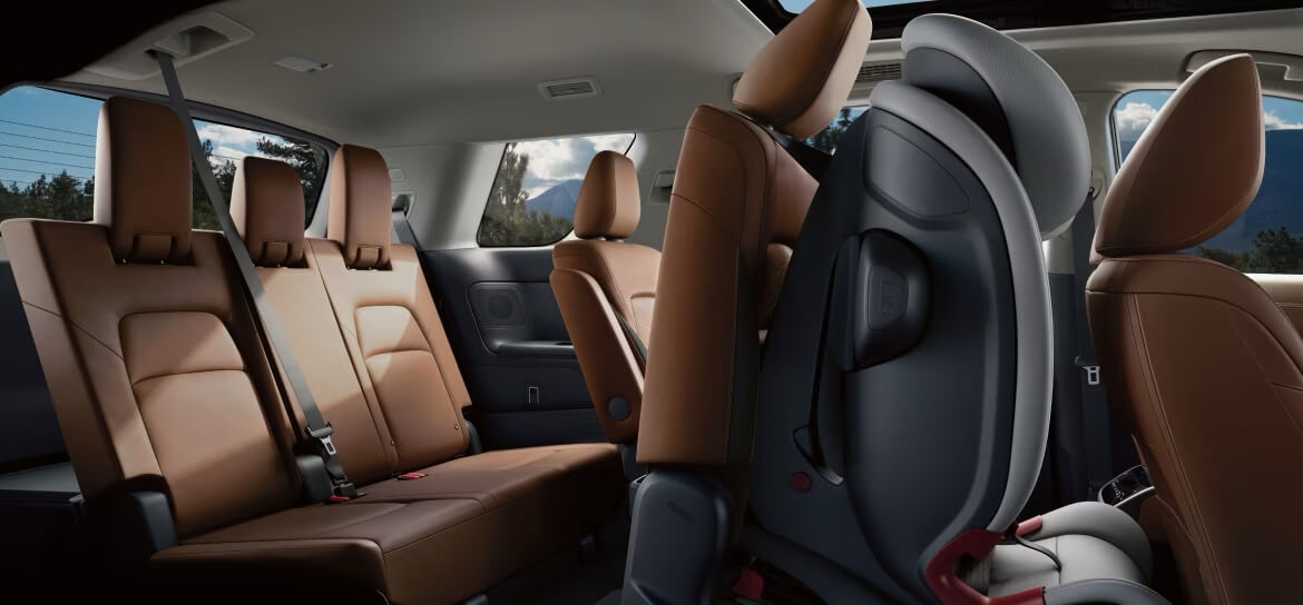 Intérieur du Nissan Pathfinder 2024 incluant la 2e rangée de sièges rabattue.